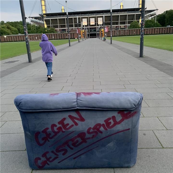 معارضين يضعون اريكة داخل ملعب كولن اعتراضا على عودة الدوري الالماني