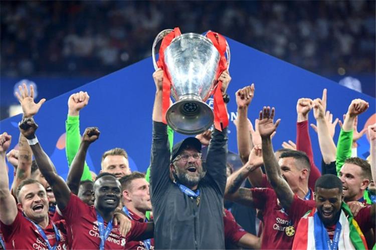 يورجن كلوب يحمل كأس دوري أبطال أوروبا