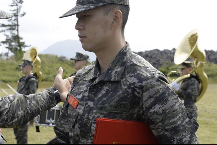 سون هيونج مين بملابس جيش كوريا الجنوبية