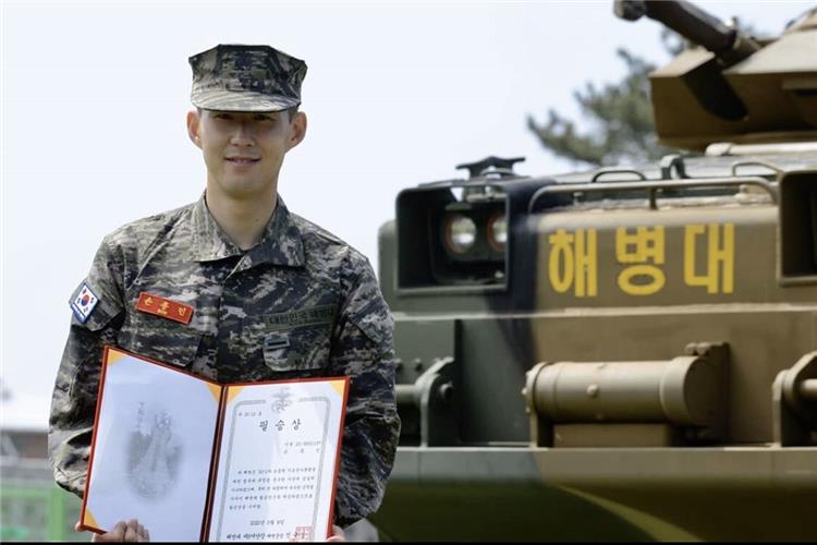 سون هيونج مين بملابس جيش كوريا الجنوبية