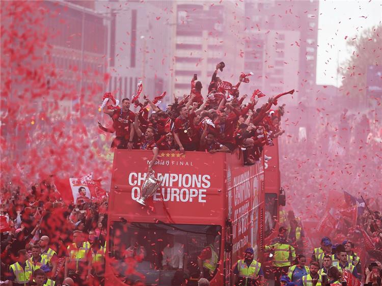 حشود جماهير ليفربول تحتفل بالفوز بدوري ابطال اوروبا