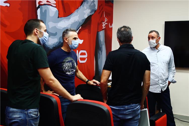 الخطيب والجهاز الفني للأهلي 