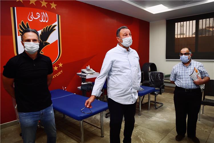 الخطيب والجهاز الفني للأهلي 