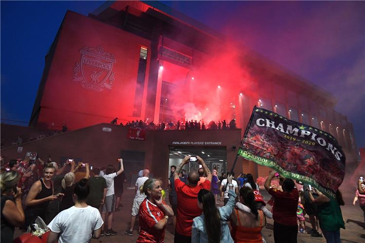 احتفالات جماهير ليفربول باللقب أمام آنفيلد