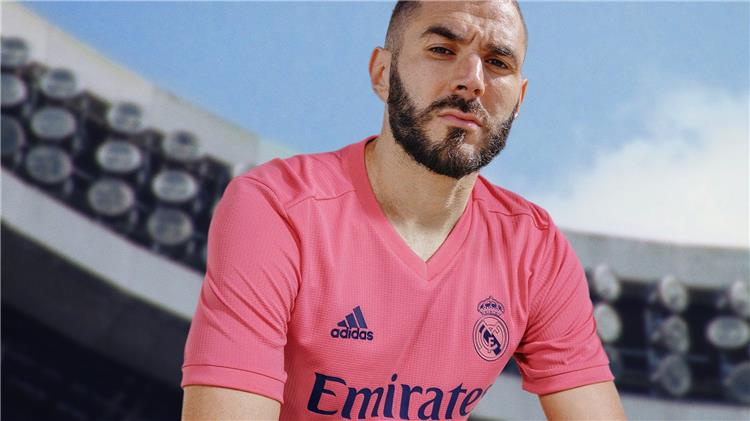 كريم بنزيما بـ قميص ريال مدريد الأساسي والاحتياطي لموسم 2020/2021