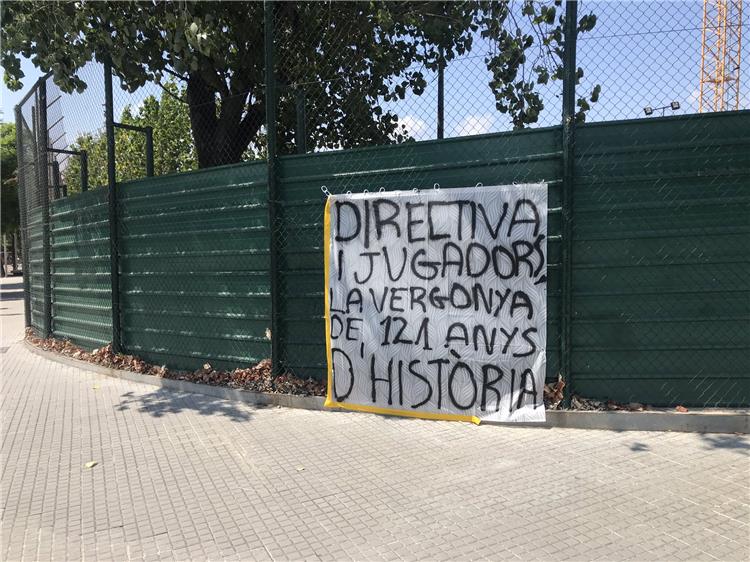 لافتات جماهير برشلونة