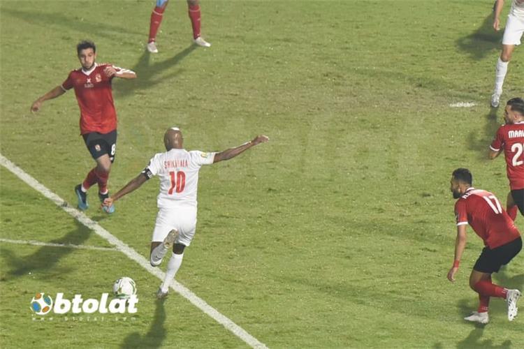 شيكابالا خلال تسديد كرة هدف الزمالك أمام الاهلي في نهائي دوري ابطال افريقيا