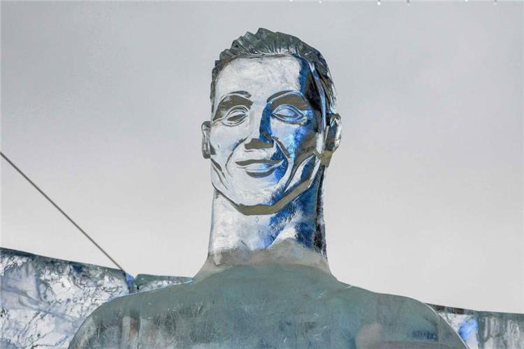 تمثال رونالدو الجليدي