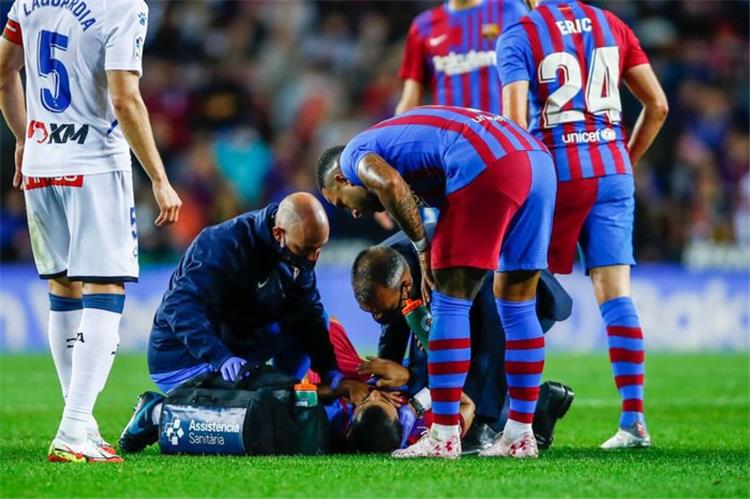 لحظة إصابة أجويرو في مباراة ديبورتيفو ألافيس