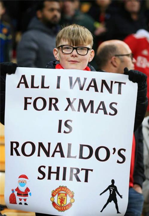 طفل يتوجه بطلب إلى رونالدو قبل مباراة مانشستر يونايتد ونورويتش