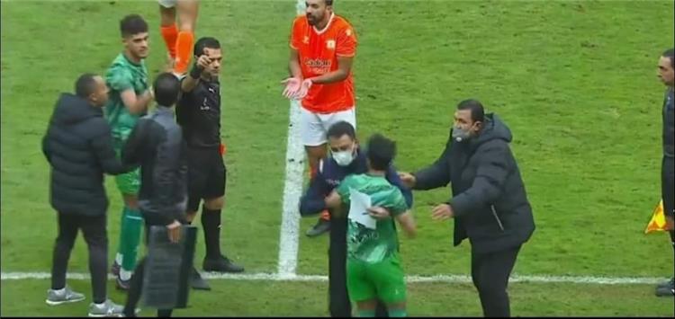 محمود البنا في مباراة فاركو ضد المصري