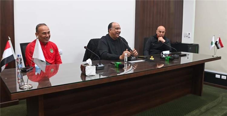 محمد مصيلحي خلال الاجتماع مع اللاعبين والجهاز الفني