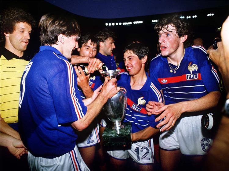 فرنانديز يحتفل بالفوز ببطولة يورو 1984 مع فرنسا