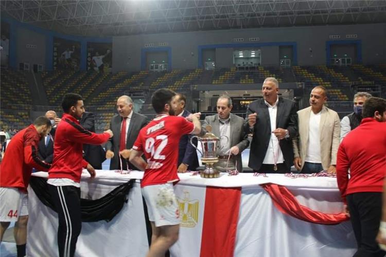تسليم ميداليات كأس مصر لكرة اليد في غياب عبد العزيز