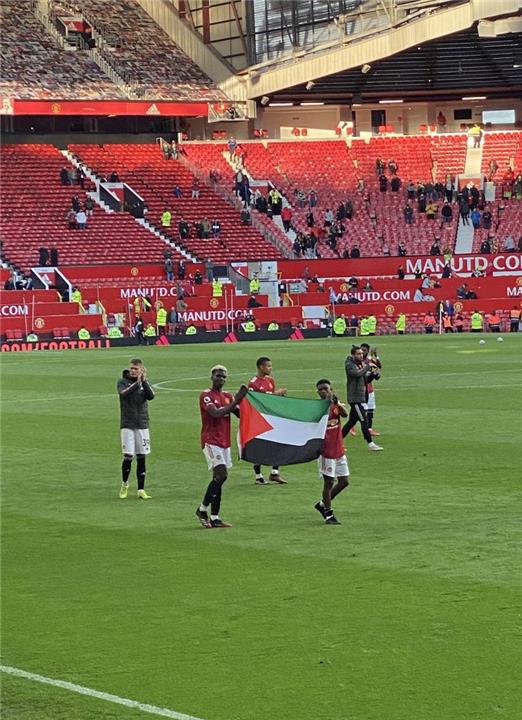 بوجبا وديالو يحملان علم فلسطين