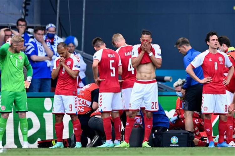 لاعبو الدنمارك لحظة سقوط إريكسن