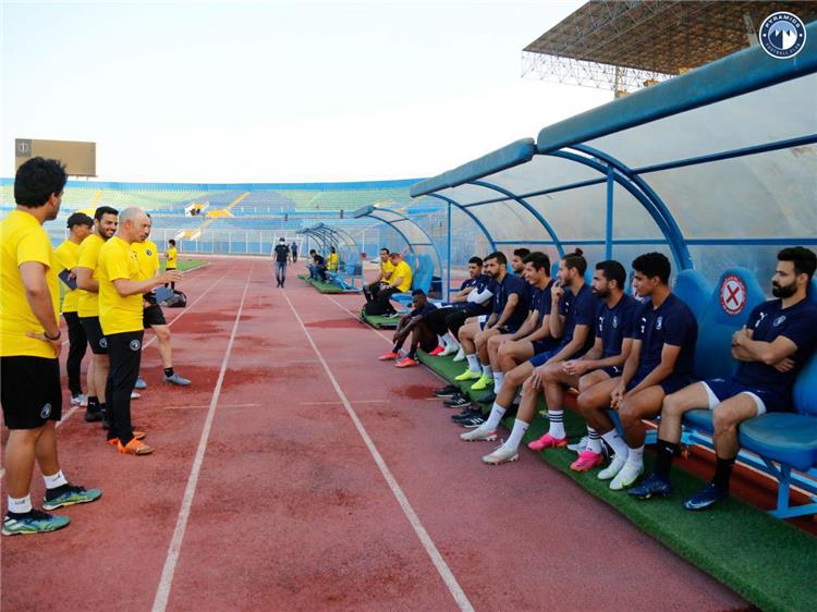 جونياس مع لاعبي بيراميدز