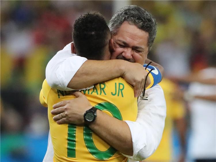 نيمار وميكالي بعد الفوز بذهبية كرة القدم في أولمبياد ريو دي جانيرو 2016