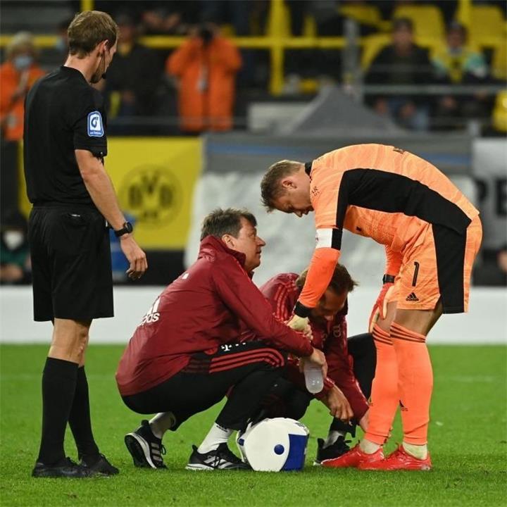 لحظة إصابة مانويل نوير في مباراة السوبر الألماني أمام بوروسيا دورتموند 