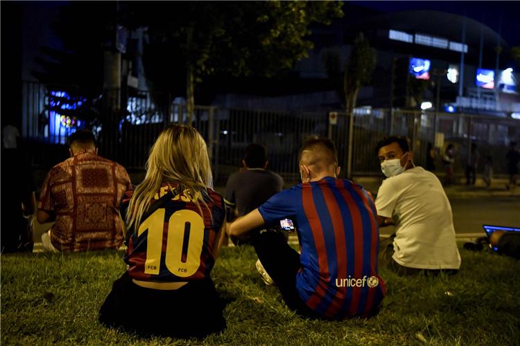 جماهير برشلونة أمام كامب نو بعد رحيل ليونيل ميسي