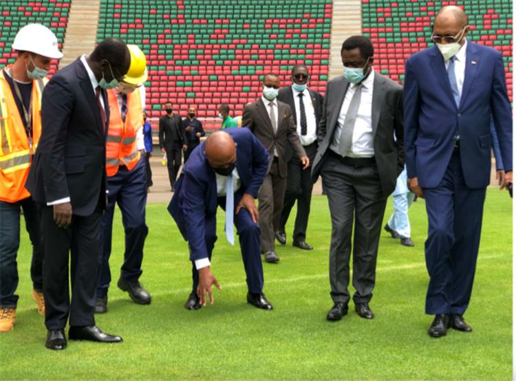 موتسيبي رئيس كاف في زيارة للكاميرون استعدادا لامم افريقيا