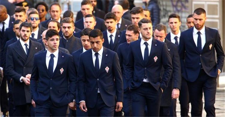 لاعبو فيرونتينا في جنازة دافيدي استوري