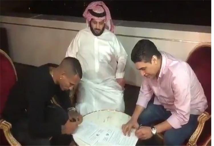 تركي ال الشيخ اثناء التوقيع مع اللاعب الفنزويلي