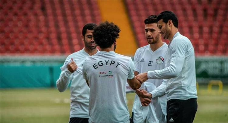 لاعبى منتخب مصر يساعدوا محمد صلاح فى ارتداء تيشيرت التدريبات