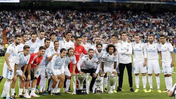 لاعبو ريال مدريد يحتفلون بألقابهم أمام جماهير برنابيو