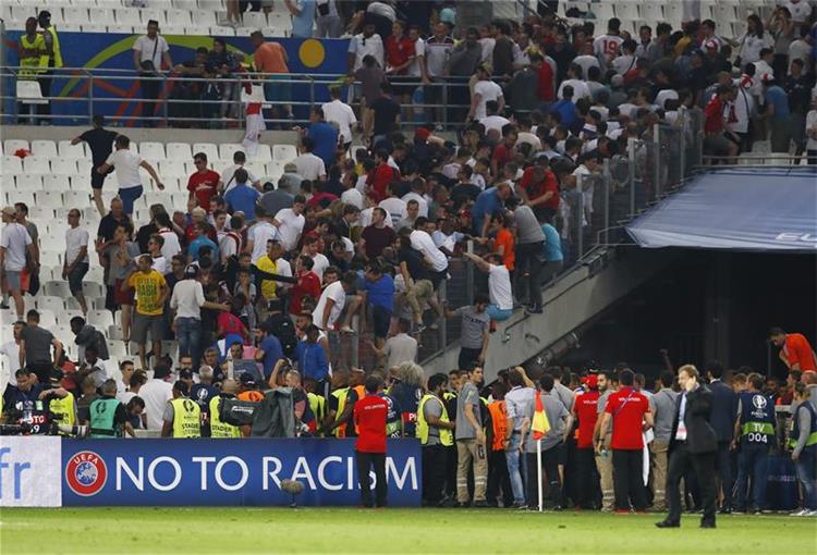 حوادث_اليورو الجماهير الروسية تهاجم الإنجليز عقب هدف التعادل