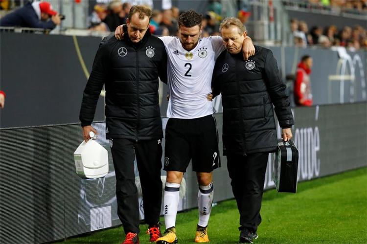 إصابة مدافع أرسنال في مباراة ألمانيا وأذربيجان