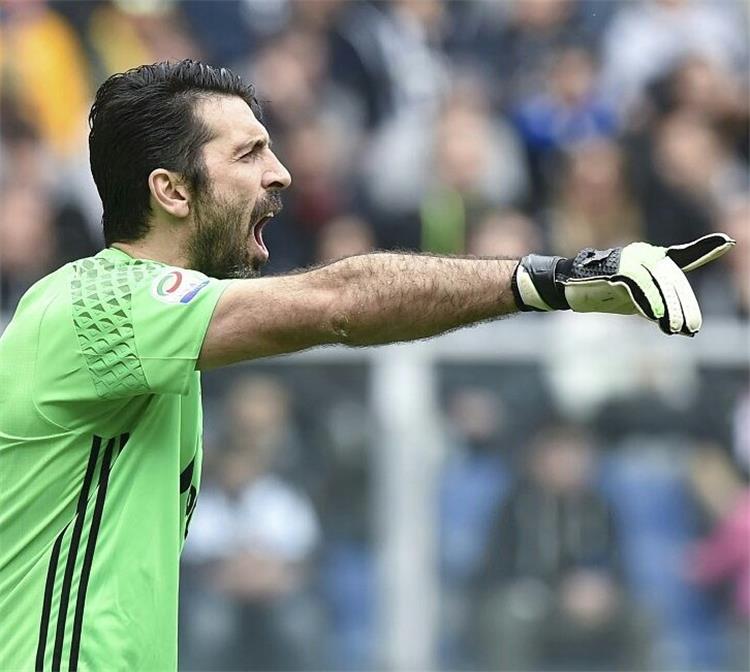 يوفنتوس يراقب خليفة بوفون وهدف برشلونة السابق