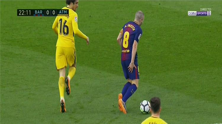 فيديو إنييستا يورط برشلونة بإصابة وشكوك حول مشاركته أمام تشيلسي