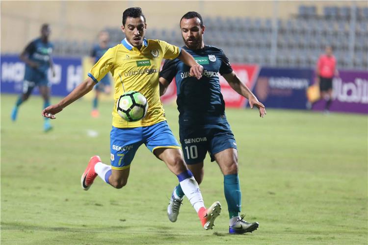 محمدي مجدي قفشة لاعب انبي مع إبراهيم حسن لاعب الإسماعيلي
