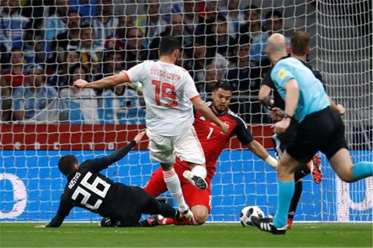 فيديو مانشستر يونايتد يتلقى ضربة في مباراة إسبانيا والأرجنتين