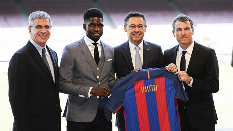 صامويل أومتيتي مع رئيس نادي برشلونة