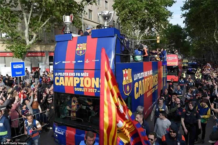 برشلونة يحتفل بلقب الليجا بحافلة مكشوفة تجوب المدينة