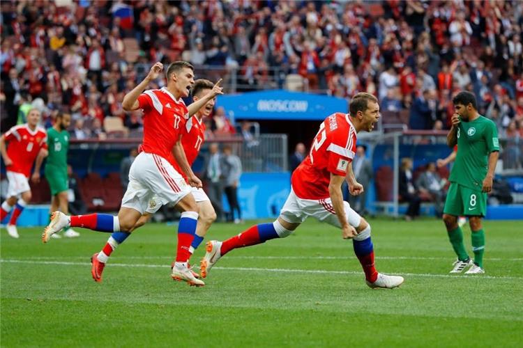 احتفال لاعبي روسيا بتسجيل الهدف الثالث في مباراة السعودية