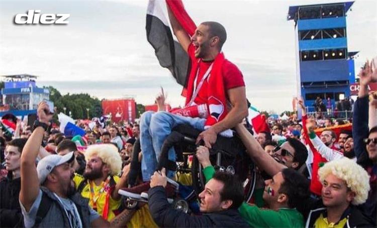 مشجع مصر محمولا على اعناق الكولمبيين