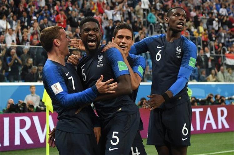 احتفال بوجبا مع لاعبي فرنسا بهدف اومتيتي في بلجيكا