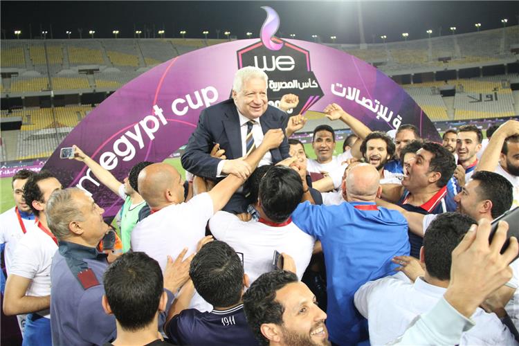 مرتضى يحتفل مع لاعبى الزمالك بكأس مصر