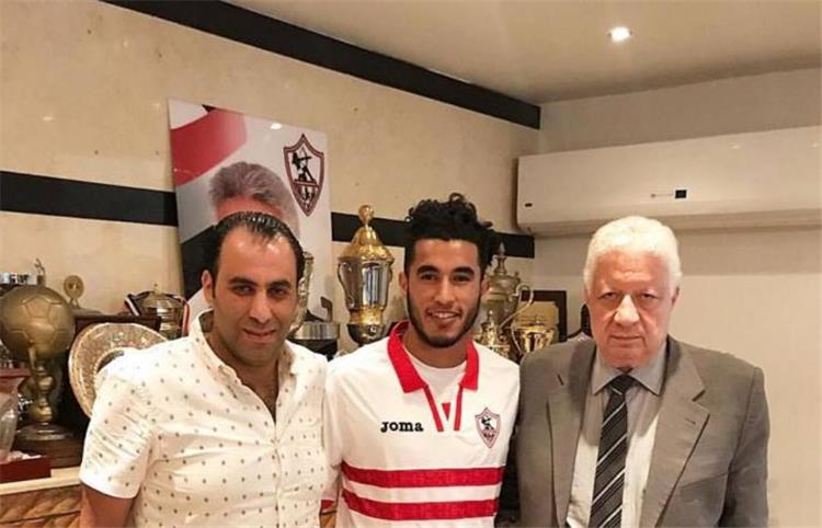 محمد حسن لاعب الزمالك برفقة مرتضى منصور رئيس الزمالك