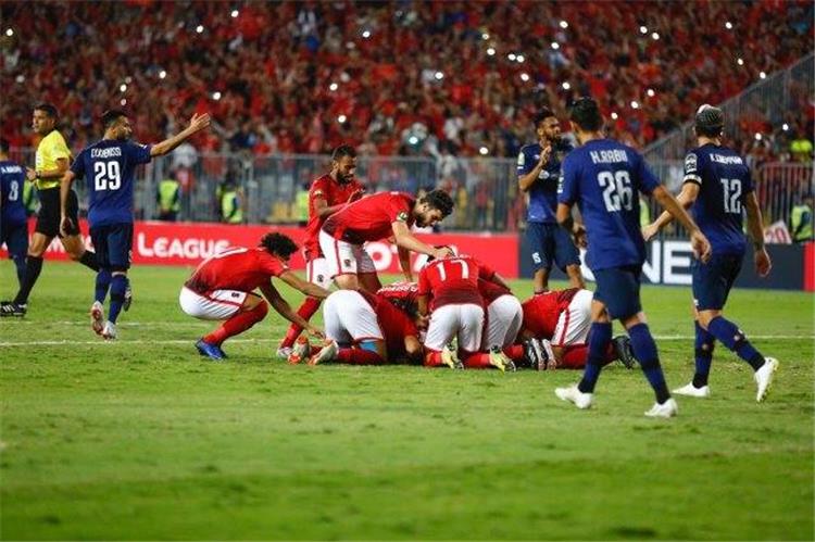 إعلاميو تونس لبطولات الأهلي فاز بمهزلة تحكيمية والترجي سيكسر عقدة رادس