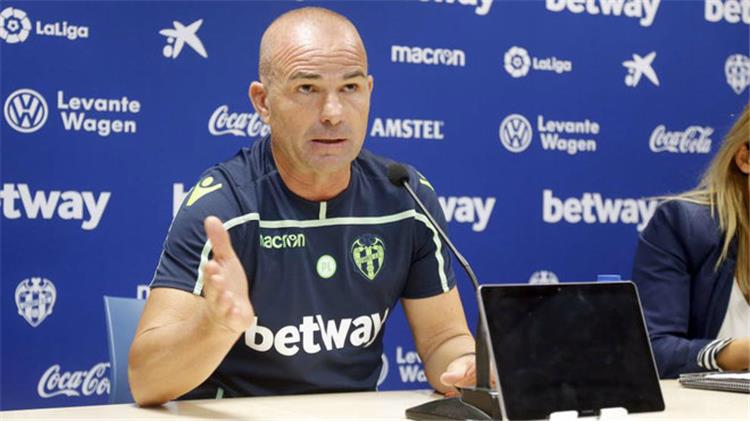 Paco L pez during a press conference with Levante