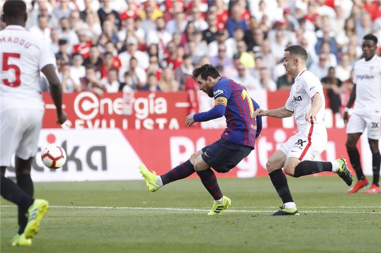 بالفيديو هاتريك ميسي يقود برشلونة لفوز صعب برباعية أمام إشبيلية