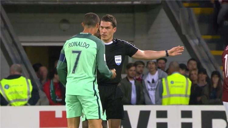 كوفاكس حكم مباراة الأهلي والزمالك في القمة 117 غزير البطاقات وعاقب رونالدو وأدار مواجهة في تل أبيب بطولات