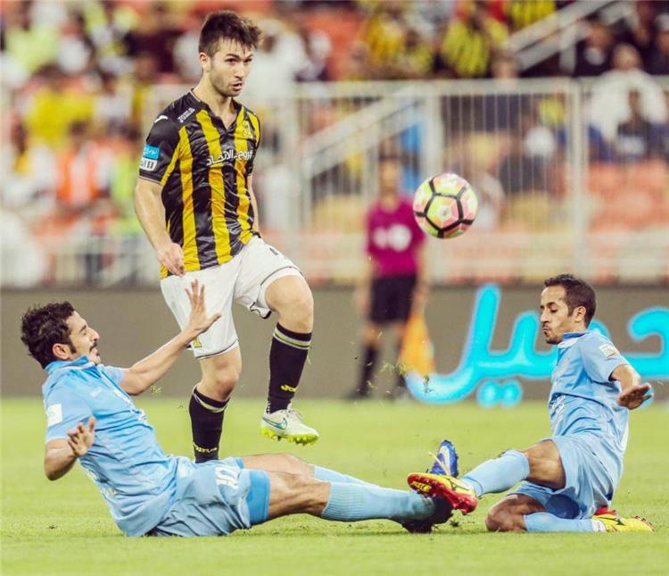 الاتحاد يهزم الباطن برباعية ويتأهل لمواجهة النصر في نصف نهائي كأس