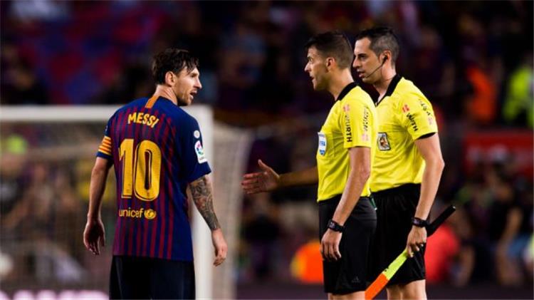 بالفيديو حكم مباراة برشلونة وأتلتيكو مدريد يتجاهل طرد ميسي في واقعة مشابهة لكوستا