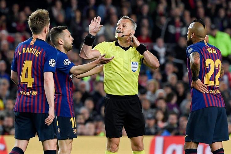 لاعبي برشلونة يطالبوا بضربة جزاء امام ليفربول