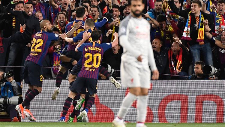 احتفال فيدال ولاعبي برشلونة اما ليفربول